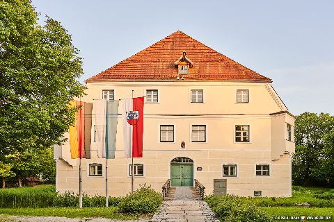 Gemeinde Neumarkt_St._Veit Landkreis Mühldorf Rathaus Schloss Adlstein (Dirschl Johann) Deutschland MÜ